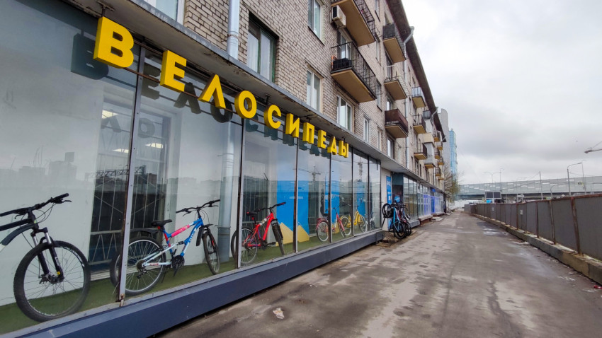 Витрина магазина велосипедов на первом этаже жилого дома