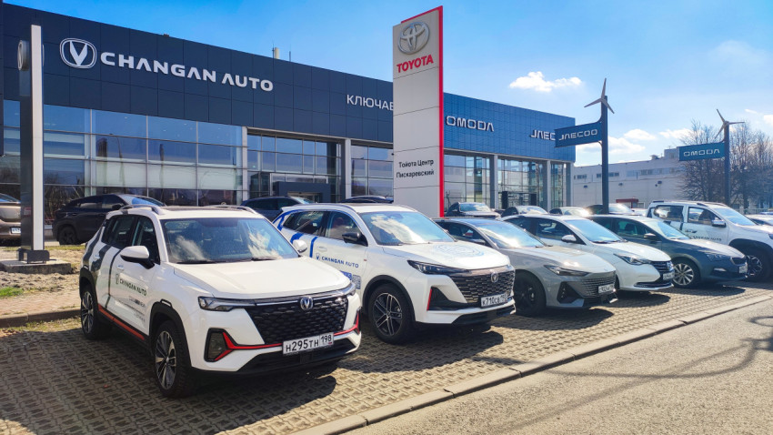 Ряд автомобилей у автосалона Changan Auto и Toyota Центр Пискаревский