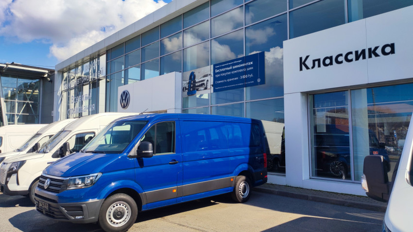 Фургон Volkswagen Crafter у автосалона Классика