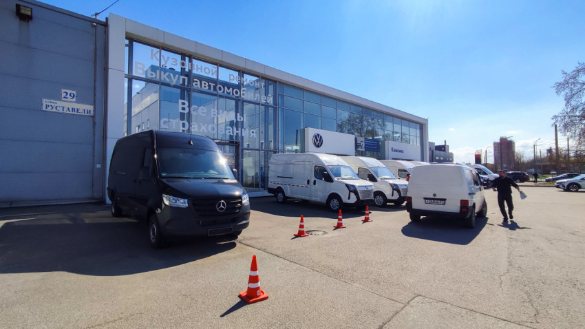 Mercedes-Benz Sprinter и ряд коммерческих фургонов у автосалона Volkswagen