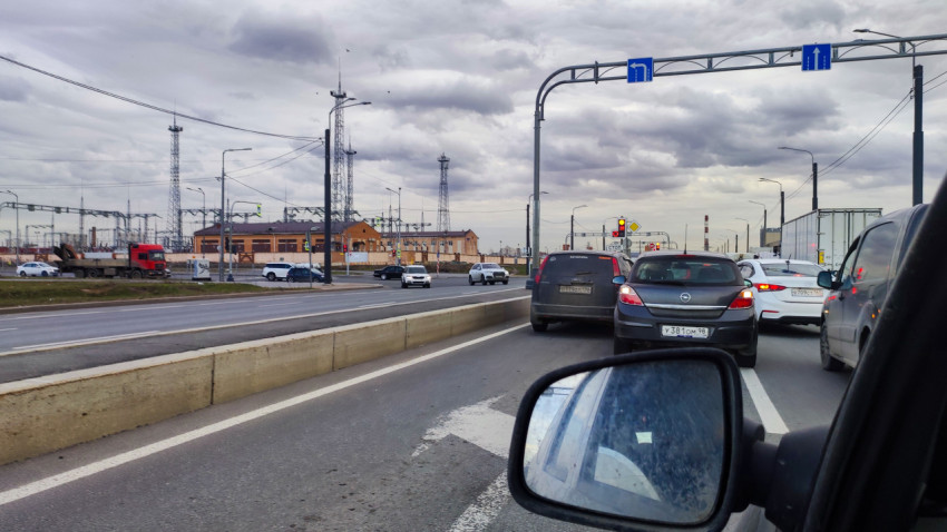 Городская магистраль с автомобильным трафиком и промышленной зоной