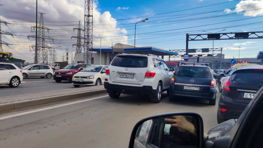 Автомобильный затор у транспортной развязки с линиями электропередачи