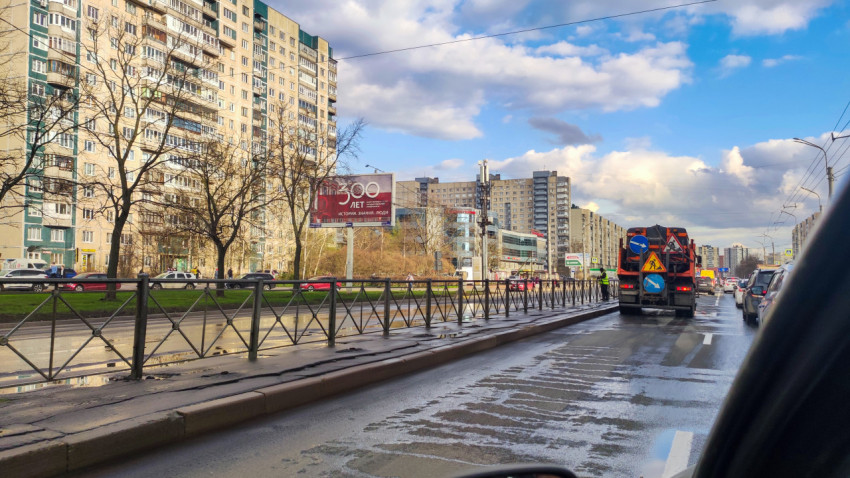 Коммунальная техника и дорожные работы на городской магистрали