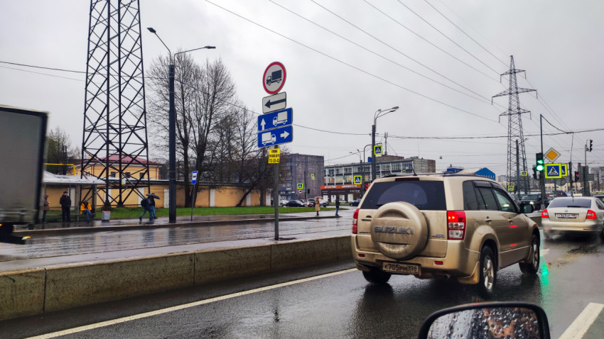 Suzuki Grand Vitara на многополосной дороге под дождём