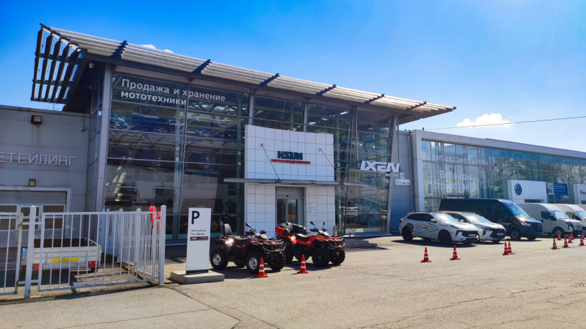 Фасад мотосалона с квадроциклами и парковкой