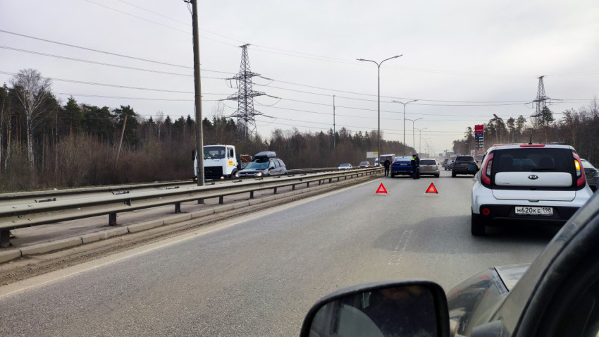 Загородная трасса с аварийными знаками и остановленными автомобилями