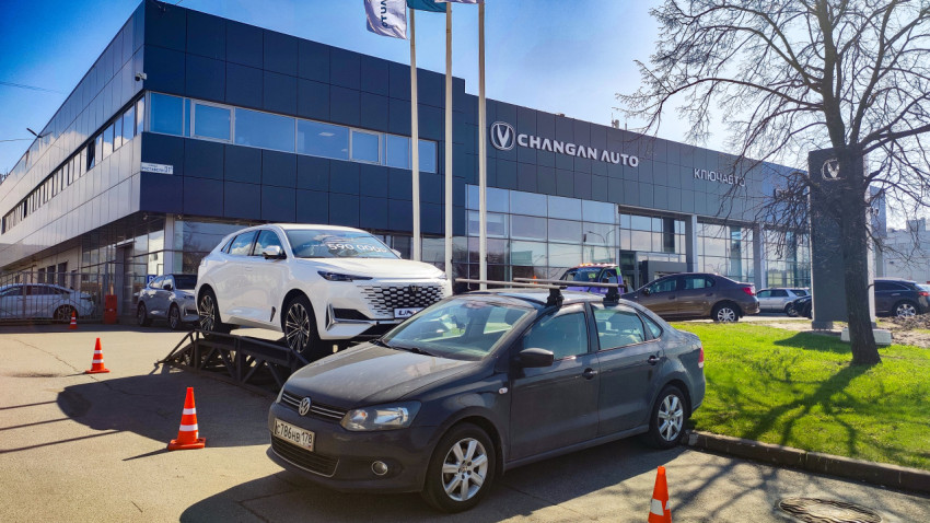 Выставочная площадка Changan Auto с автомобилями и демонстрационной рампой