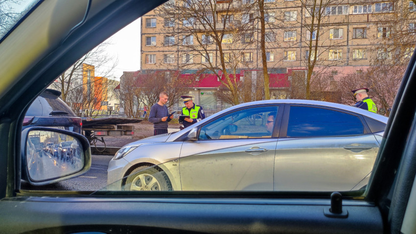 Проверка автомобиля инспекторами ГИБДД на фоне жилой застройки