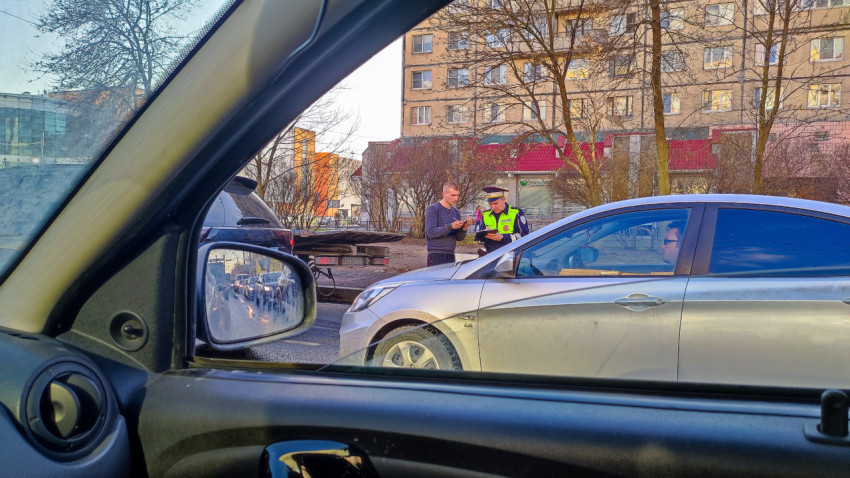Инспектор ГИБДД и водитель во время проверки на городской улице