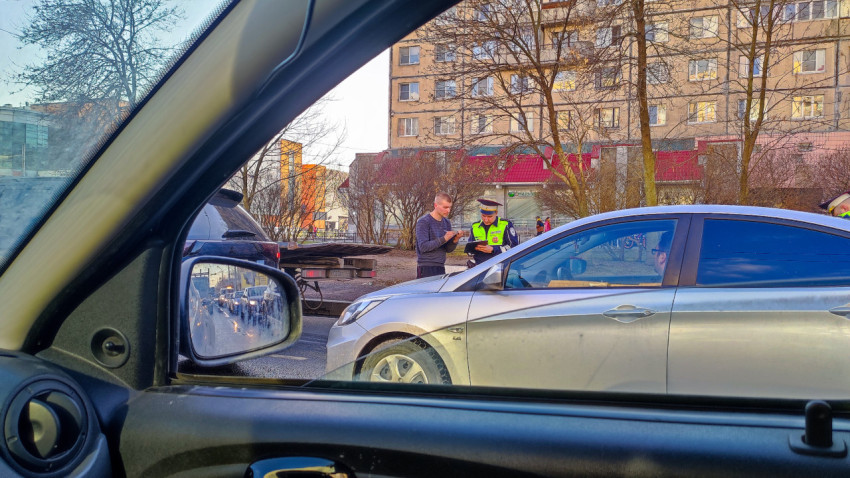 Инспектор ГИБДД и водитель на месте дорожной проверки