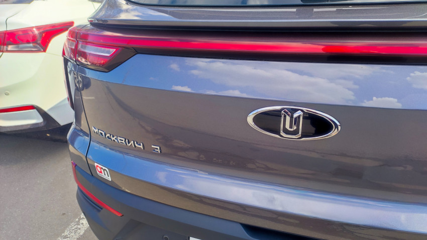 Логотип и надпись Москвич 3 на задней двери кроссовера