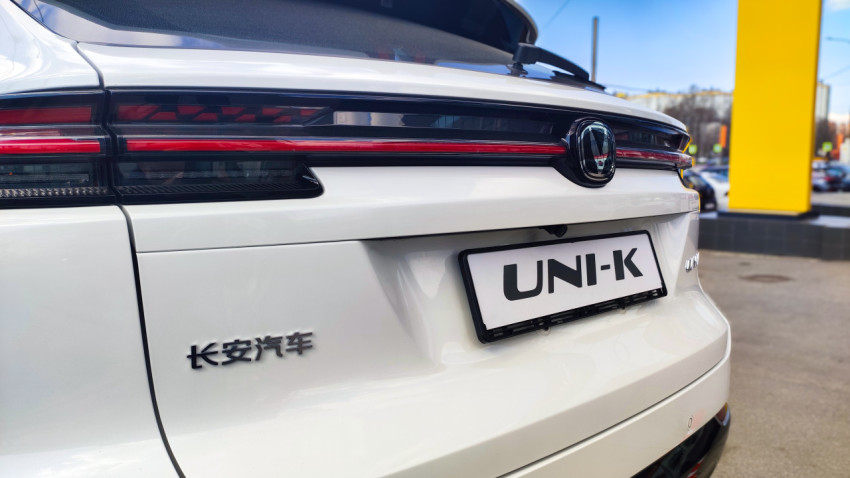 Задняя часть автомобиля Changan UNI-K с логотипом марки