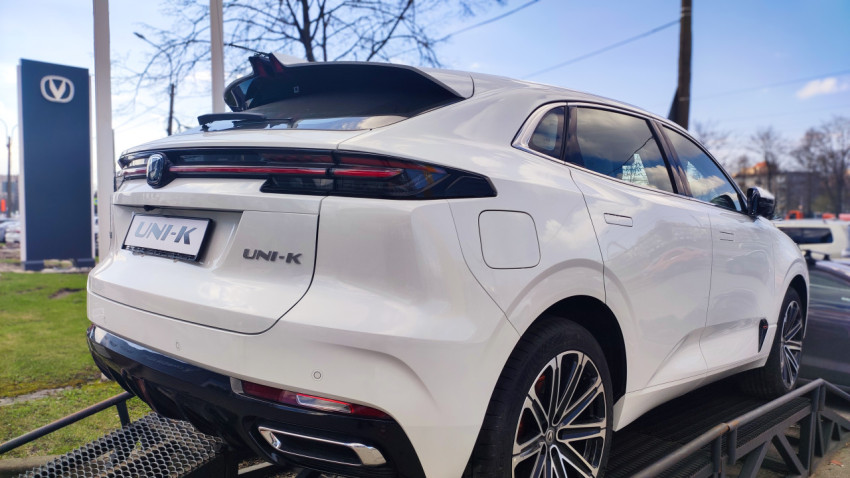 Белый кроссовер Changan UNI-K на демонстрационной платформе