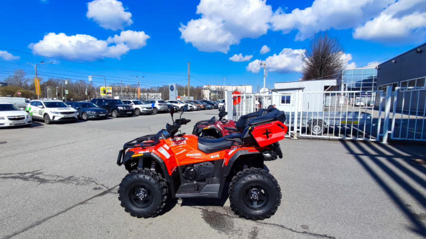 Квадроцикл Stels 4x4 на тестовой площадке у автосалона Классика