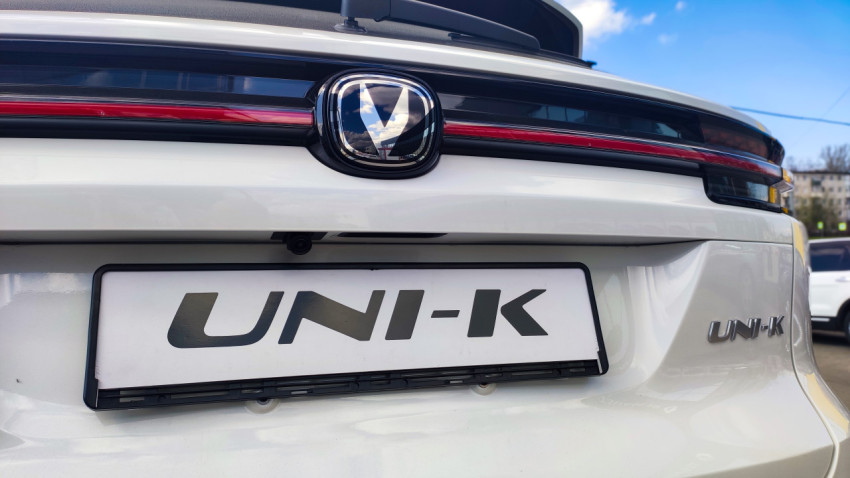 Крупный план задней части автомобиля Changan UNI-K с логотипом