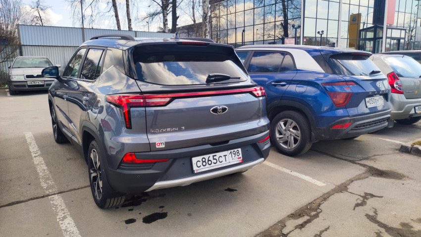 Москвич 3 на городской парковке, вид сзади под углом