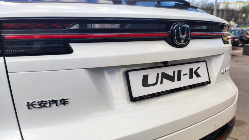 Белый Changan UNI-K с китайской надписью на задней двери