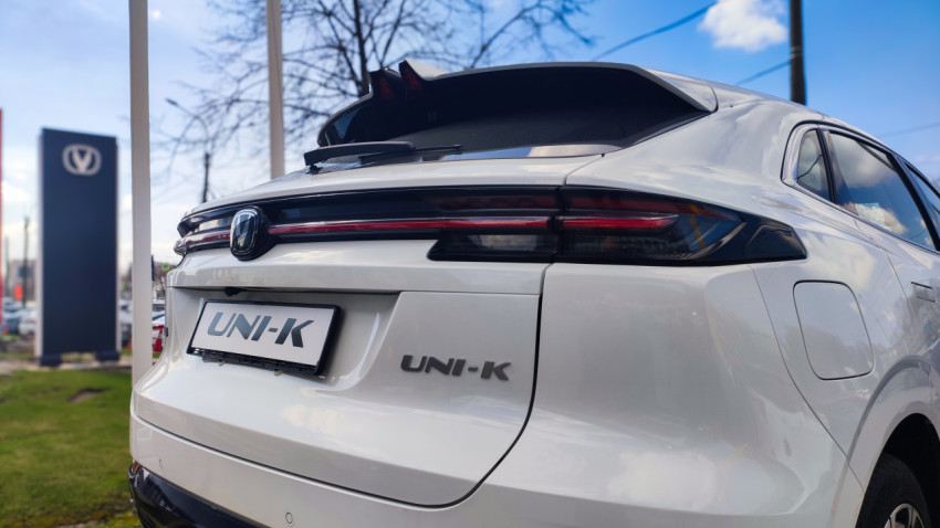 Задняя часть автомобиля Changan UNI-K у дилерского центра