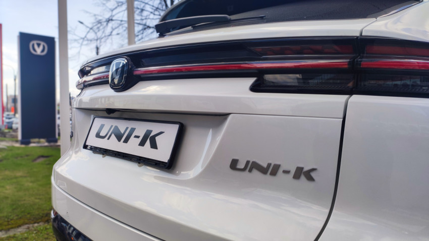 Белый кроссовер Changan UNI-K с логотипом на парковке