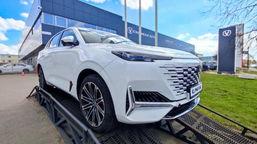 Передняя часть автомобиля Changan UNI-K у автосалона