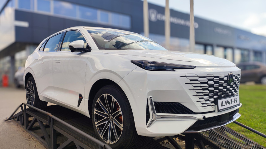 Белый Changan UNI-K на подиуме у автосалона