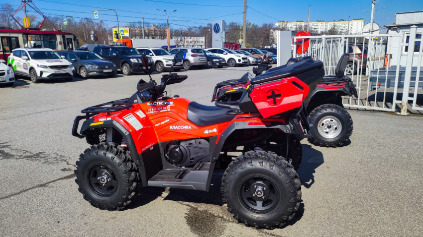 Квадроцикл Stels на парковке у автосалона в Санкт-Петербурге