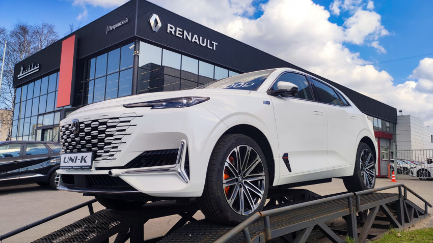 Кроссовер Changan UNI-K перед автосалоном Renault