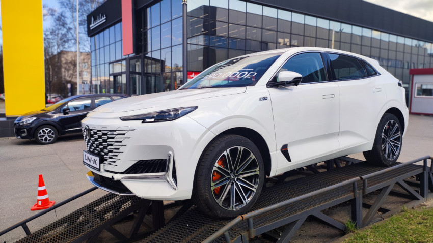 Демонстрационный Changan UNI-K на выставочной платформе