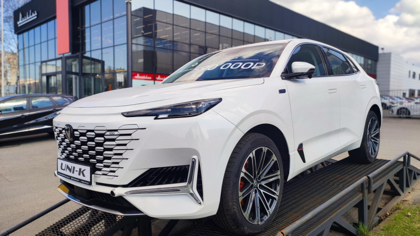 Белый Changan UNI-K, установленный на подиуме рядом с автосалоном Renault