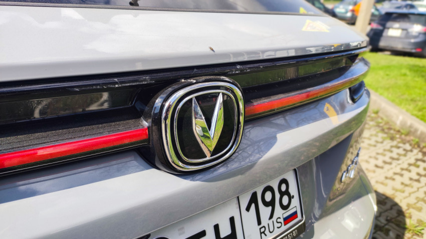 Логотип Changan на задней двери автомобиля