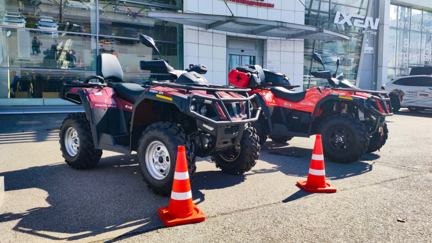 Квадроциклы у фасада стеклянного мотосалона