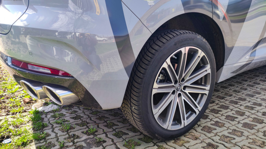 Задняя часть Changan с четырьмя выхлопными трубами