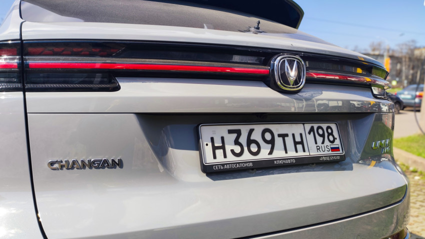 Задний вид Changan UNI-K с эмблемой и номером