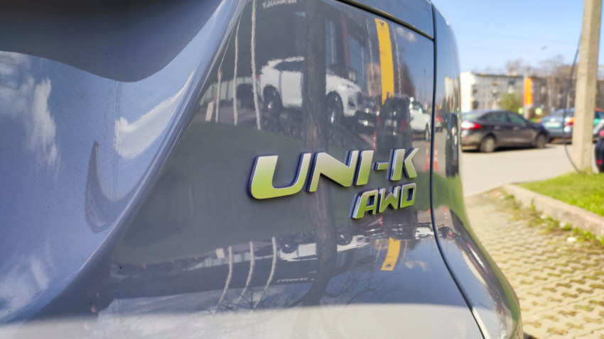 Надпись UNI-K AWD на кузове автомобиля Changan