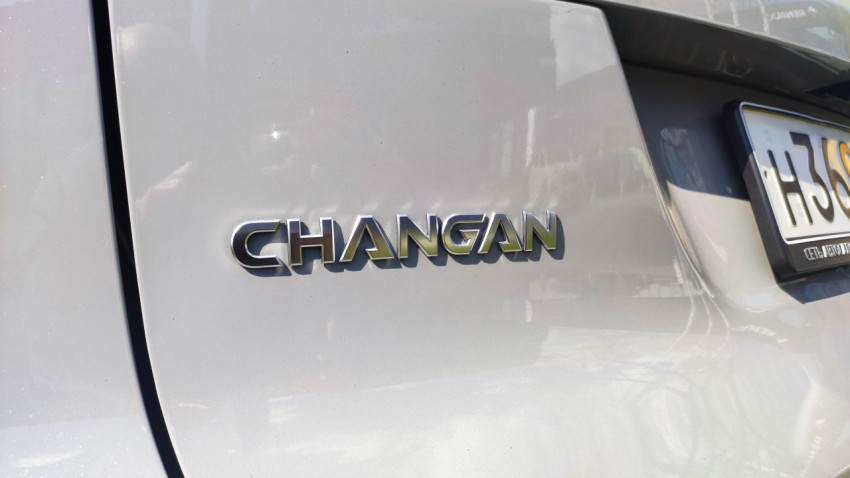 Логотип CHANGAN на задней двери автомобиля