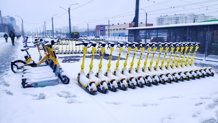 Жёлтые электросамокаты в зимней городской среде