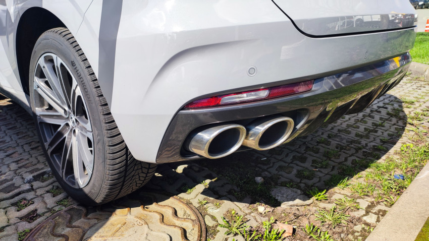 Задняя часть автомобиля Changan с четырьмя выхлопными трубами