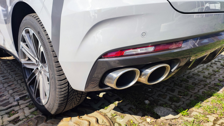 Четыре выхлопные трубы автомобиля Changan на парковке