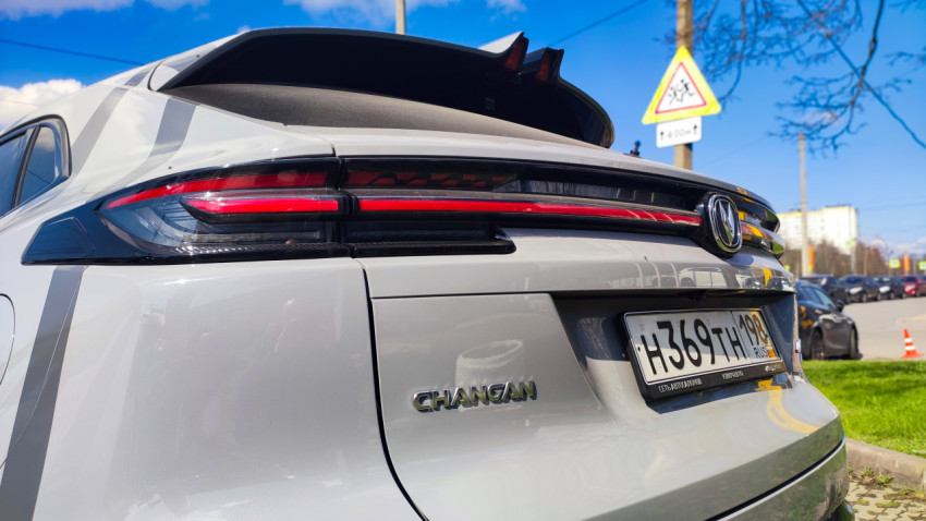 Задние фонари и логотип Changan UNI-K на парковке