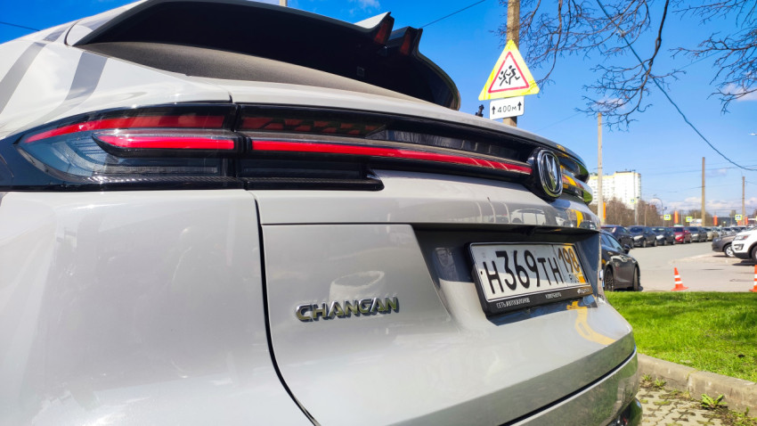 Автомобиль Changan UNI-K с задними светодиодными фонарями