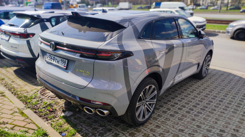 Серебристый кроссовер Changan UNI-K на парковке