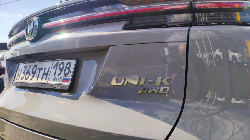 Эмблема Changan UNI-K AWD и фрагмент задней части автомобиля
