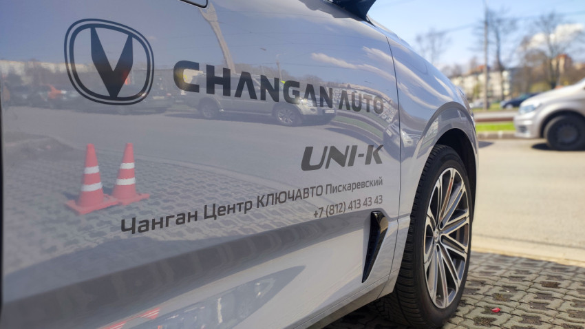 Отражение у автомобиля Changan UNI-K возле автосалона