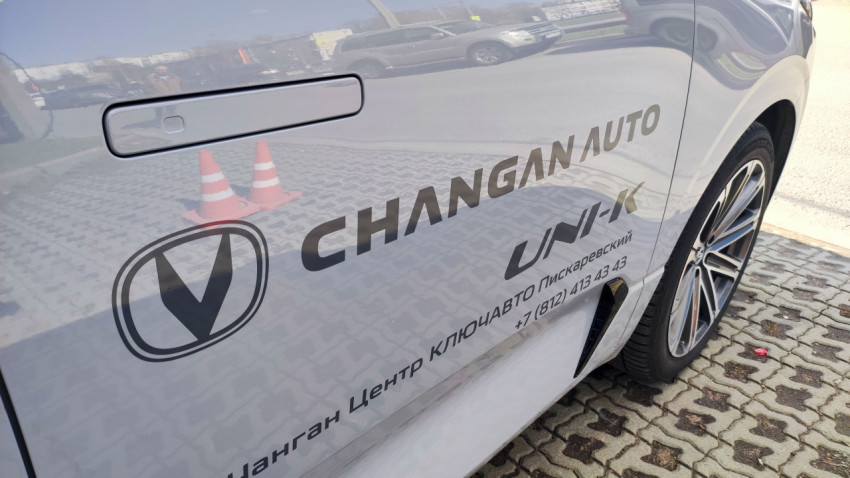 Боковая часть Changan UNI-K с логотипом Changan Auto