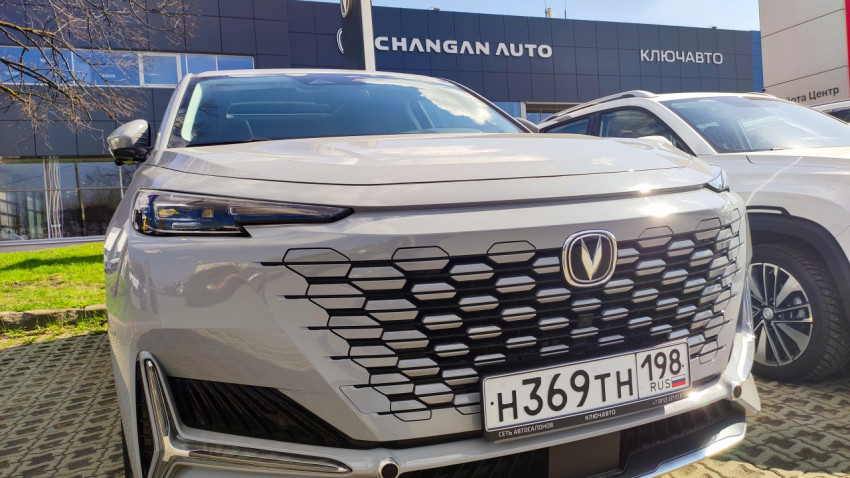 Changan UNI-K на фоне фасада автосалона Changan Auto