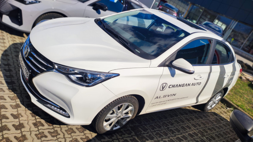 Седан Changan Alsvin на площадке перед дилерским центром