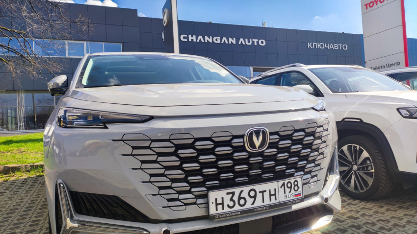 Передняя часть Changan UNI-K у автосалона Changan Auto