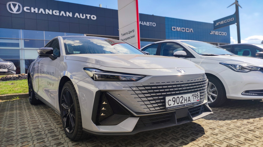 Автомобиль Changan UNI-V у автосалона Changan Auto