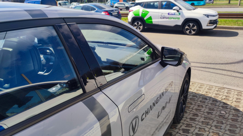 Боковое отражение автомобиля Changan UNI-K на городской улице