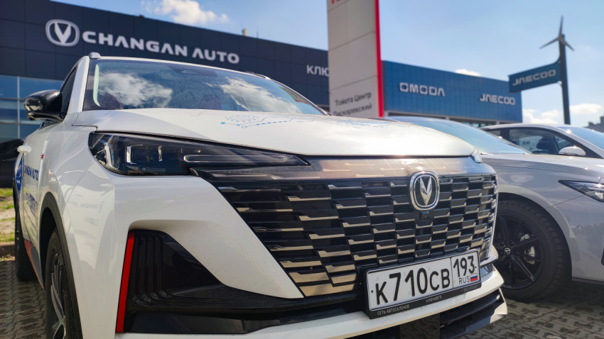 Передняя часть Changan CS55 Plus у автосалона Changan Auto